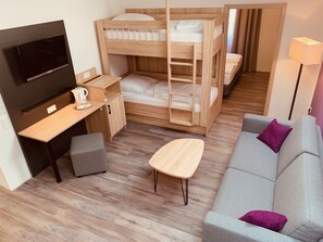 Suite, 1 chambre | Aire de séjour | Téléviseur ACL