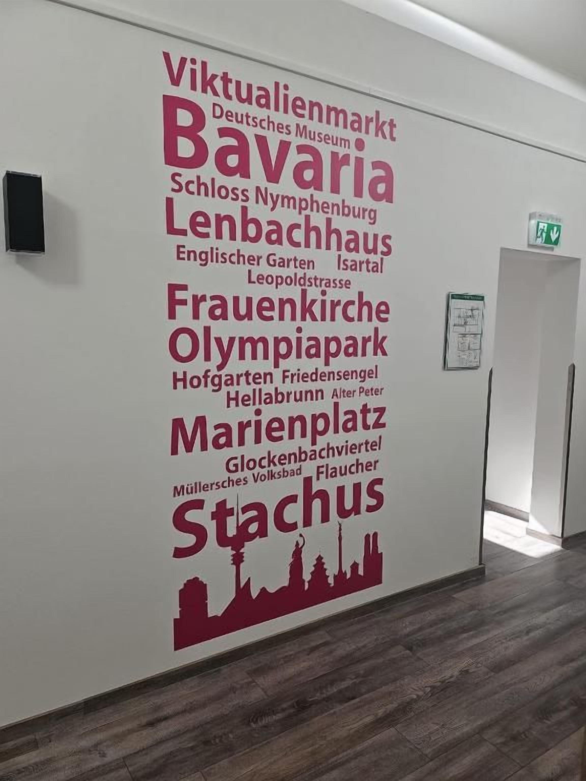 Eine Wand mit einer Auflistung von deutschen Städten und Sehenswürdigkeiten in vertikaler Anordnung.