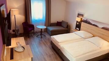 Habitación doble | Caja de seguridad en la habitación y escritorio