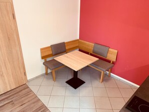 Tủ lạnh, ấm điện 