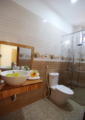 Shower, free toiletries, slippers, towels - Phu Hung Thinh Villa (Da Nang)