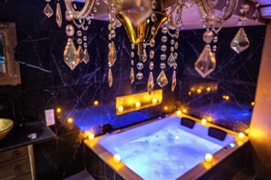 Suite Luxury, non fumatori (Baroque) | Bagno | Vasca e doccia separate, vasca idromassaggio, pantofole, asciugamani