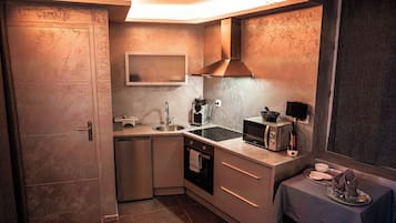 Luxury Suite, Non Smoking (Venezia) | Private kitchenette | Fridge, microwave, oven, stovetop
