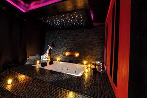 Indoor spa tub - Suite Romantique (Narbonne)