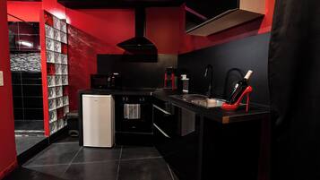 Luxury Suite, Non Smoking (Pomme d'Amour) | Private kitchenette | Fridge, microwave, oven, stovetop