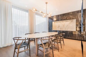 Panoramic Apartment | Private kitchen | Full-sized fridge, microwave, oven, stovetop - Luxury Residence near Parliament (Vienna)