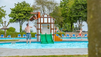 Hồ bơi ngoài trời phục vụ theo mùa, ghế dài tắm nắng
