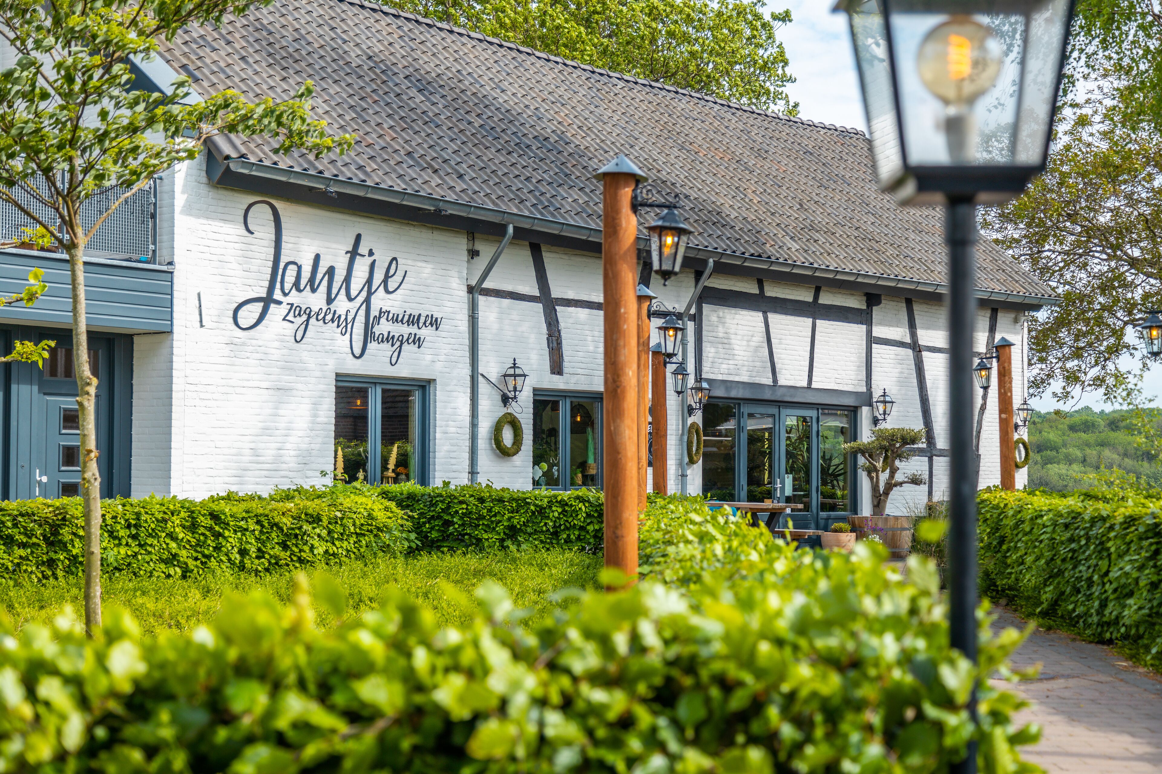 Petit déjeuner, déjeuner et dîner servis sur place