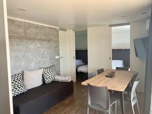 Grandeur Chalet 6 | Living area | 32-inch TV with digital channels - Europarcs Gulperberg (Gulpen)