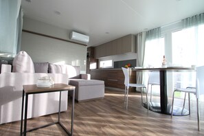 Chalet | Woonkamer | Een 32-inch televisie met digitale zenders