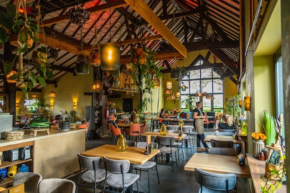 Petit déjeuner, déjeuner et dîner servis sur place