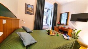 Desk, soundproofing, free WiFi, bed sheets - A Casa Simpatia (Rome)