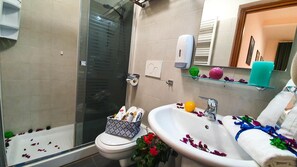 Shower, hair dryer, bidet, towels - A Casa Simpatia (Rome)