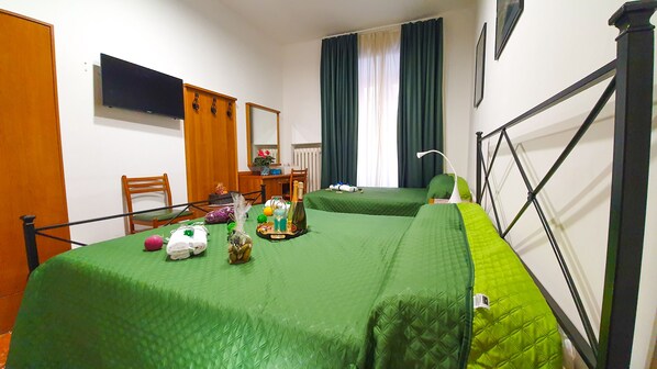 Desk, soundproofing, free WiFi, bed sheets