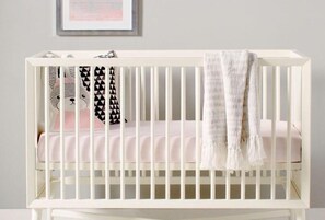 Escritorio, sistema de insonorización, wifi gratis y ropa de cama