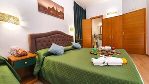 Escritorio, sistema de insonorización, wifi gratis y ropa de cama