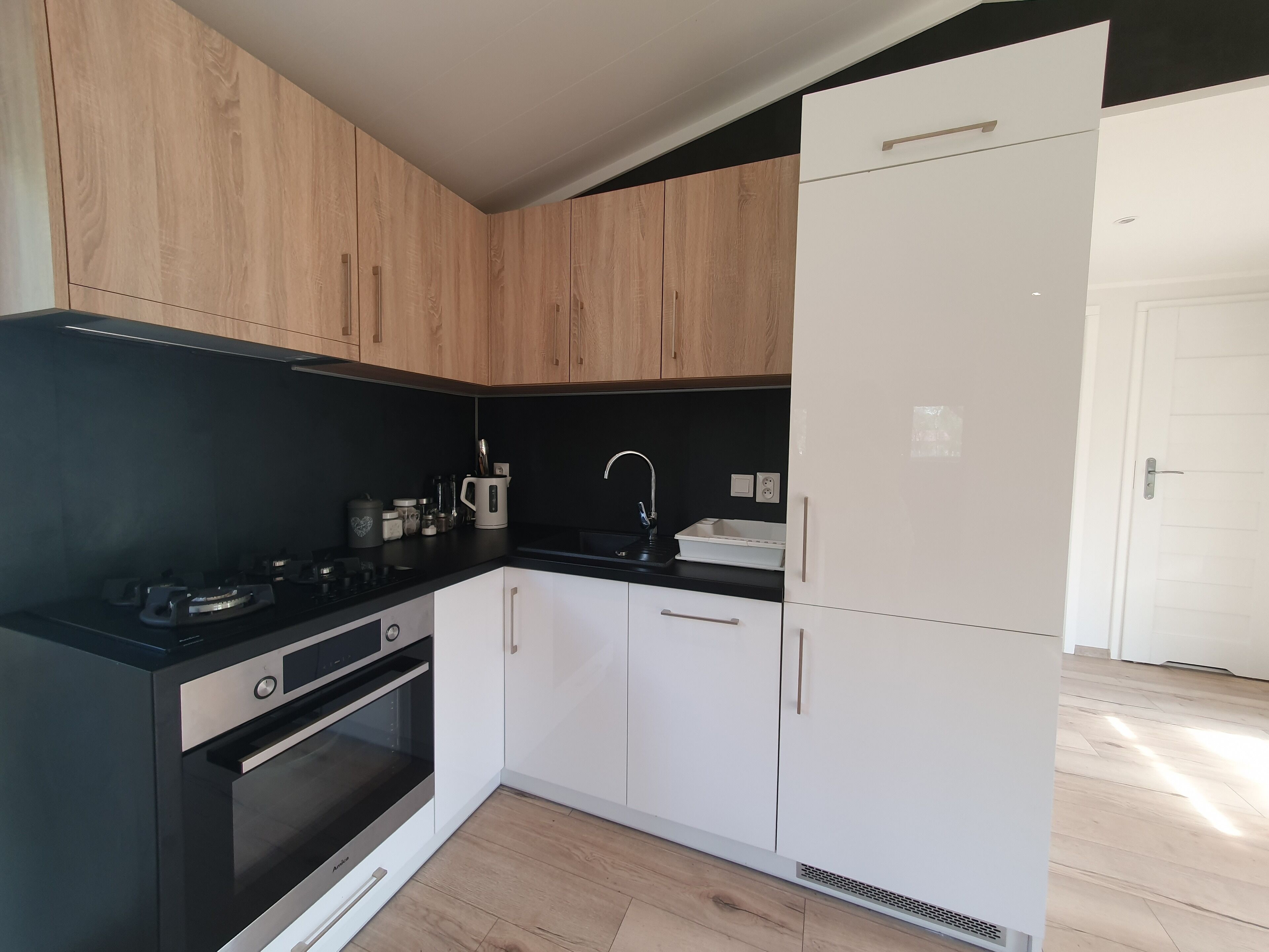 Mökki | Yksityinen keittiö | Täysikokoinen jääkaappi, mikroaaltouuni, uuni, liesi