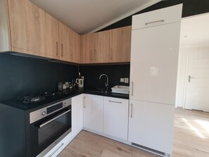 村舍 | 私人厨房 | 大冰箱、微波炉、烤箱、炉灶