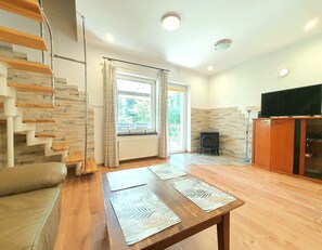 Villa | Living area | 32-inch flat-screen TV with cable channels, TV, video-game console - Villa Nad Kalwa (Pasym)