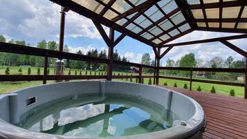 Cottage | Jetted bathtub