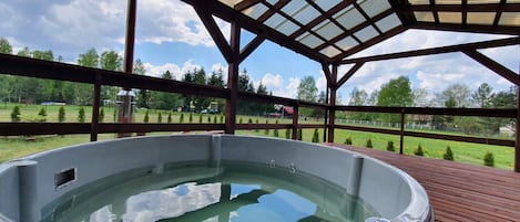 Cottage | Jetted bathtub