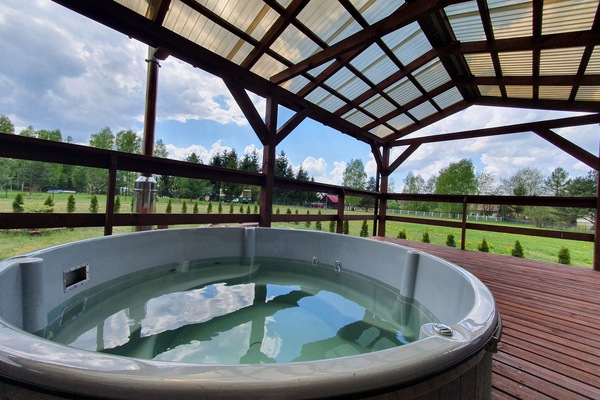 Jetted bathtub