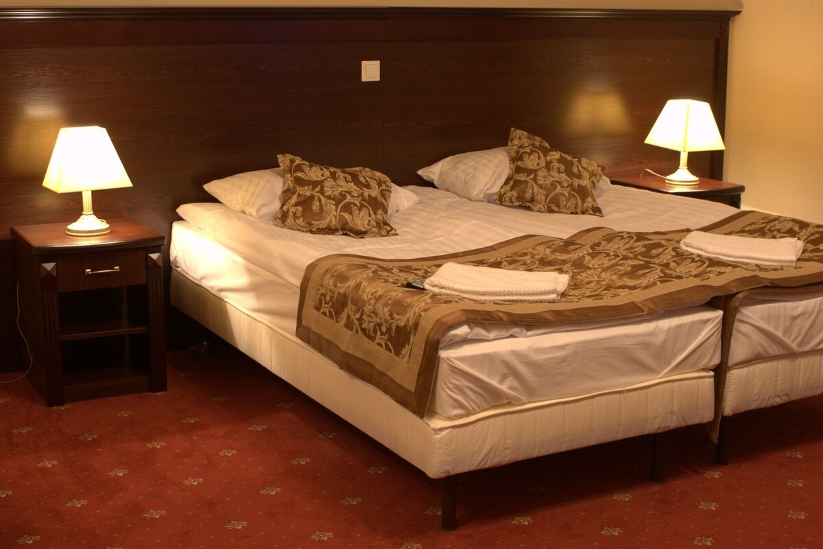 Zimmersafe, Zustellbetten, kostenloses WLAN, Bettwäsche