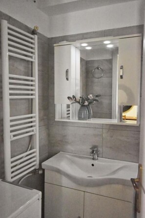 apartman | Fürdőszoba | Fürdőkád, mély merülőkád, hajszárító és törölközők