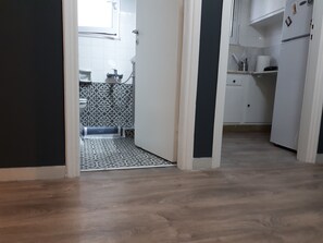 Appartement | Cuisine privée | Réfrigérateur grande capacité avec congélateur, surface de cuisson