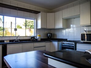 Family House, Multiple Beds, Non Smoking | Private kitchen | Fridge, microwave, oven, stovetop - Casa de Campo com Piscina Aquecida (Poços de Caldas)