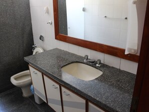 Familie huis, meerdere bedden, niet-roken | Badkamer | Een douche