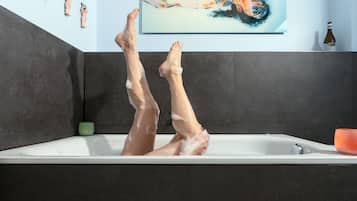 Luxury Studio Suite, 1 King Bed, Ground Floor (Blaue Türe) | Bathroom | Shower, hair dryer, towels