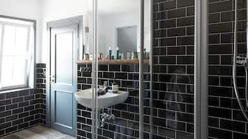 Design-Apartment, 2 Schlafzimmer (Rote Türe) | Badezimmer | Kostenlose Toilettenartikel, Haartrockner, Handtücher, Seife