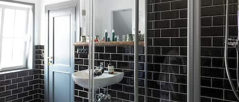 Appartement Design, 2 chambres (Rote TĂŒre) | Salle de bain | SĂšche-cheveux