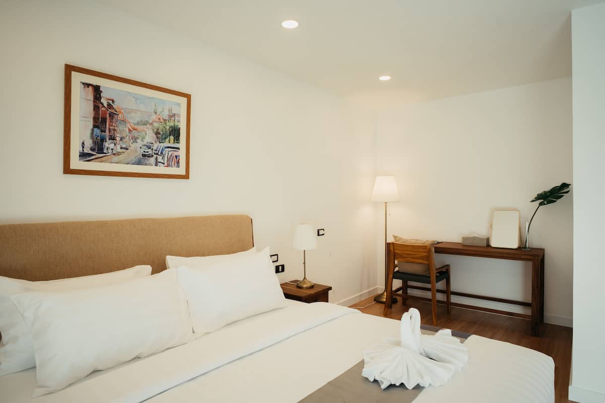 Suite | Egyptian cotton sheets, premium bedding, desk, blackout curtains