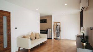 Suite | Área de sala de estar | Televisión LED de 32 pulgadas con canales por cable y televisión 