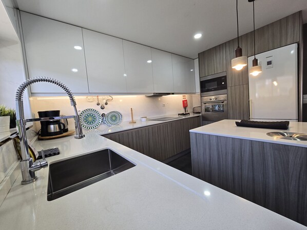 Full-size fridge, microwave, oven, stovetop - Sesimbra Stylish Villa by Homing (Sesimbra)