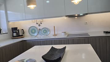 Full-sized fridge, microwave, oven, stovetop