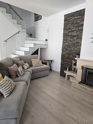 Flat-screen TV, fireplace - Sesimbra Stylish Villa by Homing (Sesimbra)