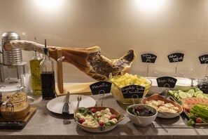 Daily cooked-to-order breakfast (EUR 13 per person) - Apricot Hotel (Hamburg)