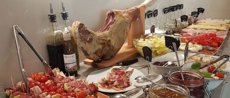 Colazione servita nei giorni feriali (13 EUR a persona)