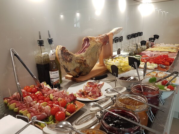 Se ofrece un desayuno a la carta (13 EUR por persona)