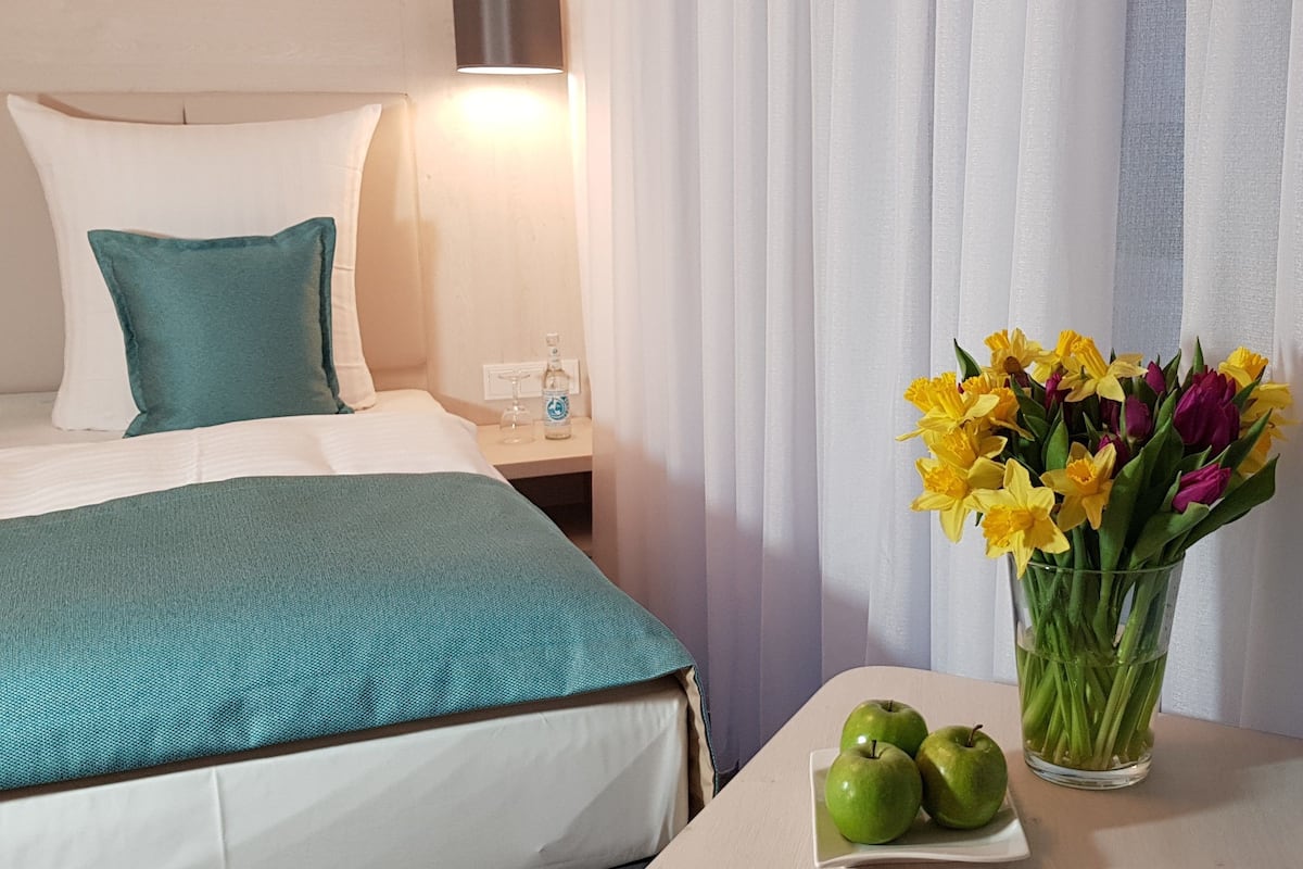 Eenpersoonskamer | Hypoallergeen beddengoed, een minibar, een bureau, een laptopwerkplek