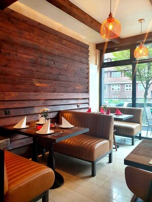 Breakfast, lunch, dinner served; Italian cuisine 