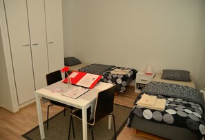 Studio Standard, 2 lits jumeaux, non-fumeur | Aire de séjour | Téléviseur à écran plat