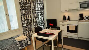 Estudio estándar, 2 camas individuales, para no fumadores | Cocina privada | Refrigerador con congelador, microondas, horno y parrilla de estufa