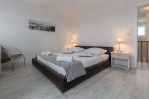 4 chambres, fer et planche à repasser, lit parapluie, Wi-Fi