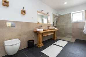 Douche, sèche-cheveux, serviettes fournies, savon