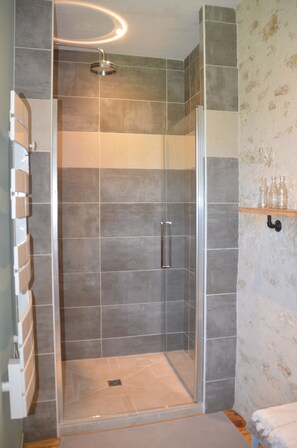 Deluxe Double Room | Bathroom | Free toiletries, hair dryer, towels - Les 2 Brigards (Monestier)