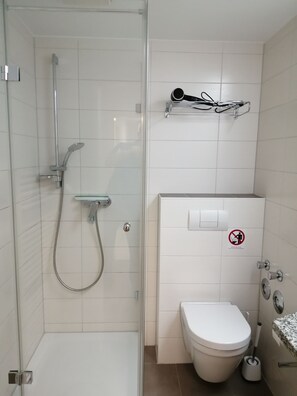 Shower, hair dryer, towels, soap - Breitling apartment (Rostock)